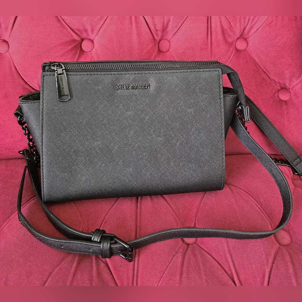 Steve Madden Blexi Logo WOMENS Black Zip Close Crossbody Shoulder Bag Purse